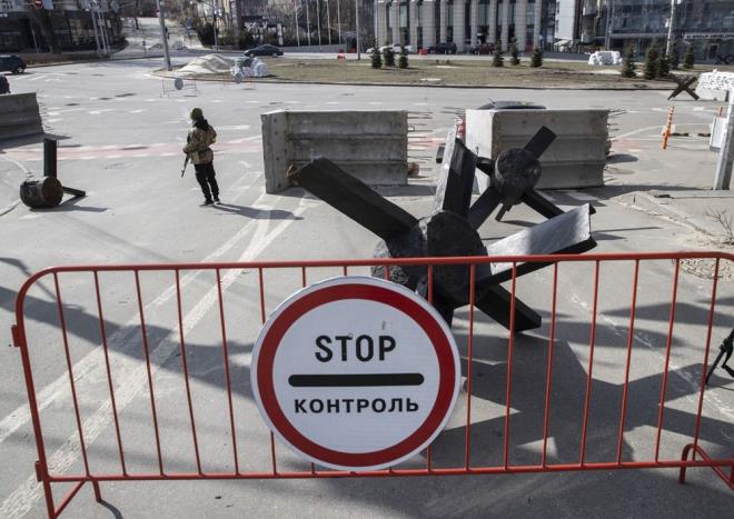 kinci Dnya Sava'nda Nazi tanklarna kar Kiev?in savunulmas iin kullanlan ve bir mzede sergilenen tanksavar demir kirpiler, Rus glerinin kente olas giriine kar yeniden bakent sokaklarna konulandrld.