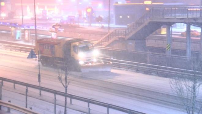 Ancak sabah saatlerinde baz olumsuzluklar yaand.    NTV muhabiri Yaz enkal'in aktard bilgilere gre Mahmutbey'de baz aralar yol kenarna brakld.    Bir TIR'n yolda kald bu nedenle TEM Otoyolu'nun Mahmutbey mevkiinde trafik younluunun olutuu aktarld.