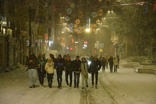 BAKAN KARASMALOLU, EN YOUN KAR BEKLENEN GN AIKLADI    stanbul'da kar ya aralklarla etkisini srdrrken Ulatrma ve Altyap Bakan Adil Karaismailolu, kar yann cumartesi saat 18.00'den pazar sabah 06.00'ya kadar skntl geebileceini ifade etti.