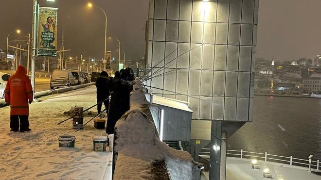 Galata Kprs?nde ise baz vatandalar iddetli kar ya ve souk havaya aldr etmeden oltalaryla balk tuttu.