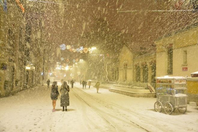 stanbul'da Perembe gnnden itibaren etkisini gsteren kar ya hava scaklnn dmesiyle gece saatlerinde etkisini arttrd.    Meteoroloji Genel Mdrl stanbul iin yaplan uyarda, karn etkisini arttrd ve nmzdeki gnlerde, karn saanak ekilde yamasna kar vatandalara tedbirli olunmas konusunda uyarlarda bulunmutu.
