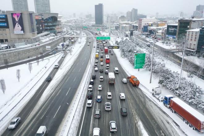 AVM'LER 12.00-19.00 SAATLER ARASINDA ALIACAK    stanbul Ticaret Odas Ynetim Kurulu Bakan ekib Avdagi,  AVM'lerin bugn 12.00'den itibaren mteri kabulne balayacan, 19.00'da kapanacan aklad.    Avdagi'in sosyal medyadan konu ile ilgili yapt aklamada, "stanbul?daki zorlu hava artlar dikkate alnarak Alveri Merkezleri ve Yatrmclar Dernei, BMD ve TAMPF Bakanlar ile yaplan grmede, AVM?lerin bugn 12.00?den itibaren mteri kabulne balamas ve 19.00?de kapanmas konusunda mutabakat salanmtr." ifadeleri yer ald.