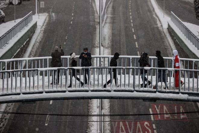 METEOROLOJ'DEN CUMARTES UYARISI    Meteoroloji 1. Blge Mdrl stanbul Blge Tahmin ve Erken Uyar Merkezinden yaplan aklamaya gre, son deerlendirmelere gre kentte bu gece ve yarn aralkl ve yerel olarak kuvvetli kar saanaklar bekleniyor.    Cumartesi akam saatlerinden itibaren Avrupa Yakas arlkl olmak zere kar yann etkisini daha da artraca ve yer yer youn gk grltl kar yalar grlecei tahmin ediliyor.    Pazar gn le saatlerinden sonra etkisini kaybetmesi beklenen kar yayla ilgili, vatandalardan ulamda aksamalar, buzlanma, don, tipi gibi olumsuzluklara kar dikkatli ve tedbirli olmalar istendi.