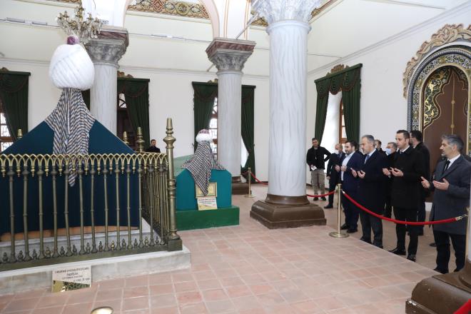 Bakan Akta, daha sonra Murat Hdavendigar Camii nnde vatandalara salep ikram edip. onlarla sohbet etti.