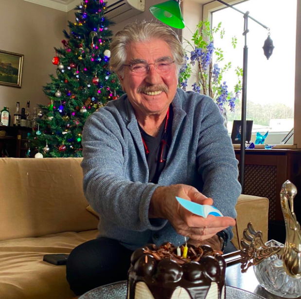 'Ah Gzel stanbul' isimli 1966 yapm ilk filminde Sadri Alk ile kamera karsna geen, Trk sinemasnn efsaneleri Kemal Sunal, Ayen Gruda, Fatma Girik, Kadir nanr, ener en, Adile Nait, lyas Salman, Nevra Serezli, Tark Akan ve Trkan oray'la birlikte rol alan Erdal zyaclar, '40' programnda arpc aklamalar yapt.