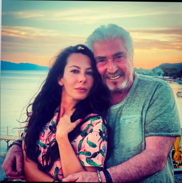 Erkekler felakettir, iten pazarlkldr:<br> Kalabalk bir ailede byyen usta oyuncuya, "Erdal zyaclar' kadnlar m ynetiyor?" sorusu da yneltildi.