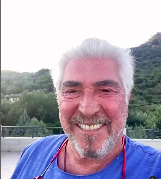 Kemal'in garip bir huyu vard:<br>  73 yandaki sanat, "Erdal zyaclar'n zerinde en ok hangi oyuncunun izi var?" sorusunda, "Kemal, Kemal'le ok seviirdik. Aralarda kostmlerimizle Beikta'a kfte yemee kaardk. Baya cimriydi, kimseye iki falan smarlamazd, bir tek bana smarlard. 'ki duble benden, ncs yok' derdi. Kemal'in garip bir havas vard; daha farkl, ie dnk, samimi. Oyunculuu da ok iyiydi. Kemal diyelim, Kemal Sunal" ifadelerini kulland.