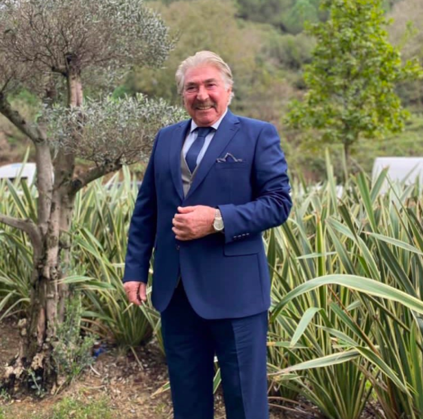 Duygular, beyin matematikleri farkl, iyilik ktlk dnceleri, yardmseverlikleri farkl. ten pazarlkl deiller asla. Erkekler felakettir, iten pazarlkldr. Dii olduklar iin o analk duygular var ya, o ite fark yaratyor. Biz bilmiyoruz ki o duyguyu. Bebein ilk doduun an baba da seviniyor, belki annenin sevincinin 4'de biri deildir.  kat m yapyor, hayr, o kadar duyabiliyor. Erkeklerin burnu koku almyor, hayat koklayamyor, koku zrl. Ama kadn yle deil, acs, efkati, hayatla olan ilikisi ok farkl. Ben kendi ailemde bunu kk yata hissettim. Kadnlar dnyasnda bydm iin, beni kadnlar ynettii iin hep onlarda bana geldii iin, benim iin kadnlar."