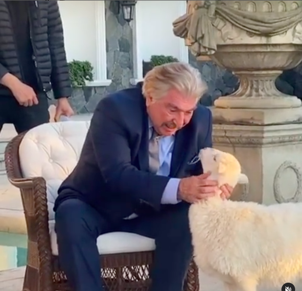 O dnemde Trk sinemasn Anadolu'daki sinemaclar idare ediyordu. Be tane sinemas olan parasn alp gelirdi, 'Bana u u oyunculu film yap' derdi. Ne yapsn buradaki adam da? Dzen buydu. Mesela ener en, Ertem Eilmez'i benden daha nce tanyordu. O zaman sra vard, sra onda. lle de barol oynamakla ilgili sorunum olmad" eklinde cevaplad.