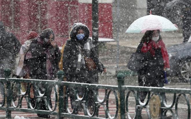 stanbul'da yer yer kuvvetli ekilde seyreden kar ya iin Meteoroloji ve yetkili isimlerin ardndan hava tahminleri ile dikkat eken uzman isim Orhan en'den de bir aklama geldi. Kar yann zelikle hafta sonu daha kuvvetli olacan belirten en bugn akamst Anadolu yakasnda kuvvetli kar ya grleceini bildirdi.