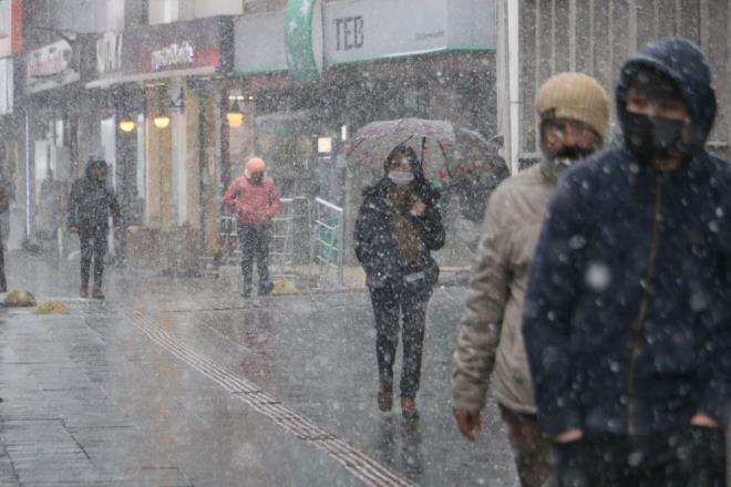 -Bugn Karadeniz'in batsndaki alak basncn oluturduu kar ya leden sonra Anadolu yakasnda younluunu srdrecek. Akamst biraz hafifleyecek. Nedeni bu siklonun (Alak basn Merkezi) douya kaymas.