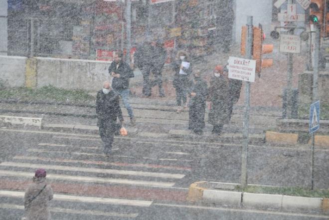 -stanbul'da bugn leden evvel tekrar kuvvetlenecek. Bu nedenle yarnda nlemlerimizi almay srdrelim.