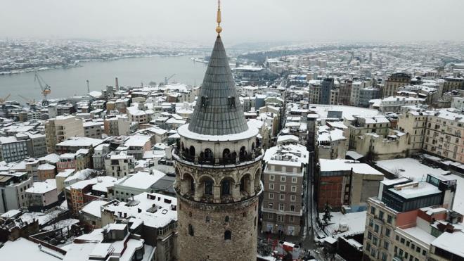 Beyaz rtyle kaplanan stanbul Boaz, Galata Kulesi, Galata Kprs ve Tarihi Yarmada havadan grntlendi.