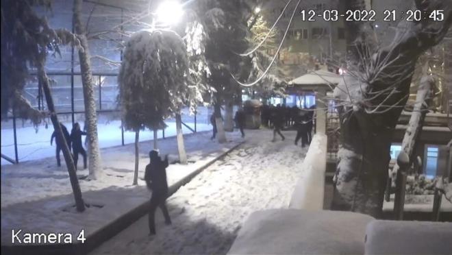 Tartmann byyerek kavgaya dnmesi zerine iki grup birbirine yumruk ve tekmelerle saldrd. Devam eden kavgada ahslardan biri silahn ekerek kar gruba kurun yadrd. Ortaln bir anda kart silahl kavgada, 7 kii vcudunun eitli yerlerinden yaraland.