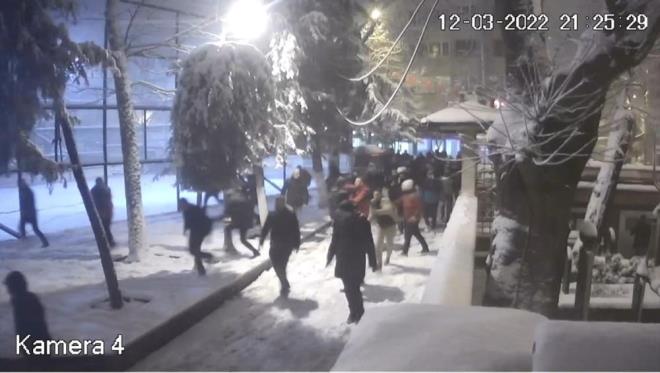 POLS SALDIRGANI VE 3 KY YAKALADI    Yarallarn hayati tehlikelerinin ise olmad bilgisine ulald. te yandan silahl kavgann ardndan olay yerine gelen polis ekipleri ve bekiler ise saldry gerekletiren silahl ahsla birlikte 4 kiiyi yakalad.