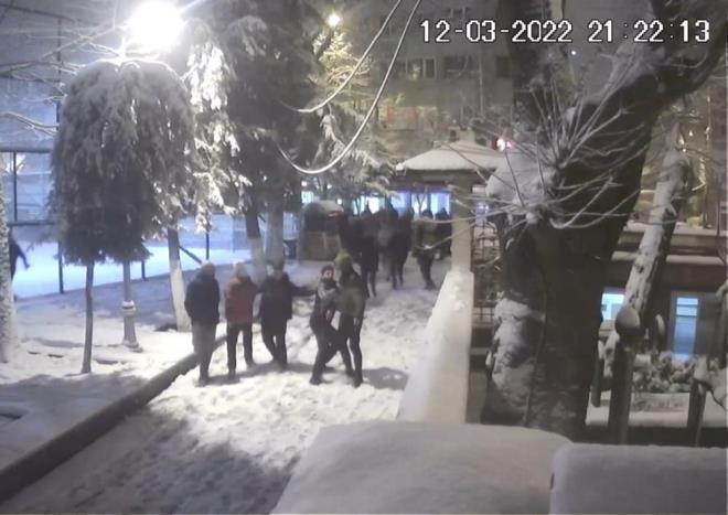 Ksa srede olay yerine gelen salk ekipleri yaral 3 kiiyi yaptklar ilk mdahalenin ardndan ambulansla Okmeydan Prof. Dr. Cemil Taolu Hastanesine kaldrarak tedavi altna ald. Dier 3 yaralnn ise zel aralarla evrede hastanelere gtrld renildi.