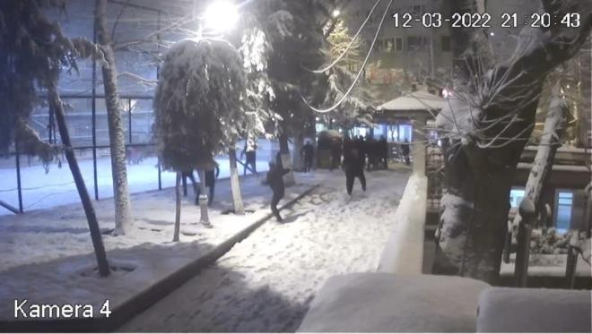 Beyolu Tophane Park?nda akam saatlerinde etkili olan kar ya sonras parka gelen yaklak 50 kiiden oluan 2 grup aralarnda kartopu sava yapmaya balad. Bir sre elenen grup arasnda kartopu atma nedeniyle tartma kt.