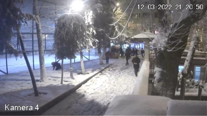 KARTOPU SAVAI SLAHLI KAVGAYA DNT    Yaanan kavga ve silahl saldr anlar ise gvenlik kameralarna saniye saniye yansd. Olayn ardndan ihbar zerine olay yerine  ok sayda salk ve polis ekibi sevk edildi.