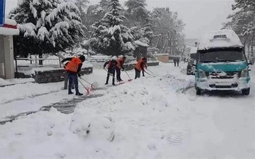 Trabzon<br>  Trabzon'da kar ya nedeniyle il genelindeki tm okullarda eitime ara verildii bildirildi. Trabzon Valiliinden yaplan yazl aklamada u ifadelere yer verildi:    "Meteorolojik tahminler dorultusunda ilimizde devam eden olumsuz hava artlar nedeniyle ilimiz genelindeki resmi ve zel tm okullarda (ilk, orta, lise), halk eitim merkezleri, zel eitim ve rehabilitasyon merkezleri, zel eitim kurslar, resmi ve zel okullarn destekleme, yetitirme ve takviye kurslar ile motorlu tat kurslarnda 14 Mart 2022 Pazartesi gn eitim-retime bir (1) gn sreyle ara verilmesine, engelli ve hamile olan kamu grevlilerinin idari izinli saylmasna karar verilmitir."
