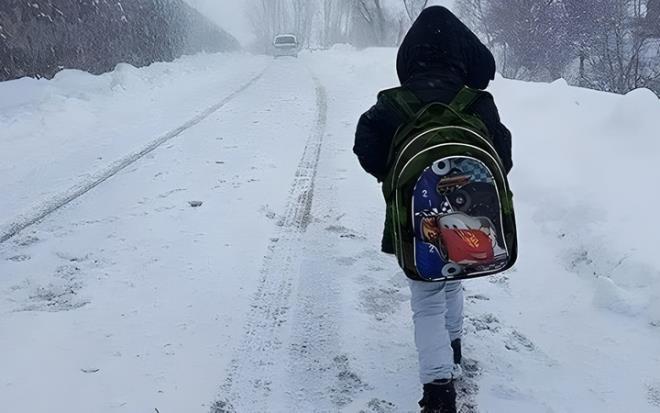 Giresun<br>  Giresun'da kar ya nedeniyle il genelindeki tm okullarda eitime ara verildii bildirildi. Valilikten yaplan yazl aklamada l Umumi Hfzsshha Meclisinin, Vali Enver nl bakanlnda Valilik makamnda topland belirtildi. Toplantda il genelinde eitime ara verilmesi kararnn alnd aktarlan aklamada unlar kaydedildi:    "limizde yaanan youn kar ya, olumsuz hava koullar ve buzlanma nedeniyle Meteorolojiden yaplan uyarlar da dikkate alnarak ilimiz genelinde 14 Mart Pazartesi gn resmi ve zel tm rgn ve yaygn eitim kurumlarnda, zel retim kurslarnda ve zel rehabilitasyon merkezlerinde eitim retime bir gn sreyle ara verilmitir."    Aklamada il genelinde engelli ve hamile personelin yarn idari izinli saylaca da ifade edildi.