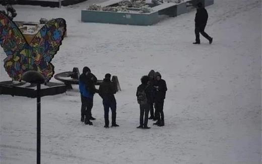 Rize<br>  Rize'de kar ya nedeniyle il genelindeki tm okullarda eitime ara verildii bildirildi. Valilikten yaplan yazl aklamada il genelinde devam eden kar ya ve buna bal risklerin deerlendirildii belirtildi. Aklamada, ulamda aksamalar, buzlanma ve don olay tehlikesi olduu vurgulanarak, "limiz genelinde tm resmi ve zel temel eitim ve ortaretim kurumlar, halk eitim merkezleri, zel retim kurslar, motorlu tat src kurslar, eitli kurslar, zel eitim ve rehabilitasyon merkezleri, resmi okullardaki destekleme ve yetitirme kurslar ile zel okullardaki takviye kurslarnda eitim retim faaliyetlerine 14 Mart 2022 Pazartesi gn bir gn sreyle ara verilmesine karar verilmitir" ifadelerine yer verildi. Aklamada engelli ve hamile kamu alanlarnn da yarn idari izinli saylaca kaydedildi.  <br>  Bitlis<br>  Bitlis merkez ve bal kylerle Groymak ve Tatvan ilelerinde youn kar nedeniyle eitime ara verildi. Valilikten yaplan aklamada olumsuz hava artlar ve ulamda yaanabilecek aksaklklar nedeniyle il merkezi ile bal ky ve beldelerdeki tm resmi ve zel okullarda eitime bir gn ara verildii belirtildi. Groymak ilesinde de olumsuz hava koullar nedeniyle 16 ky ve 4 mezrada okullar tatil edildi. Tatvan Kaymakamlndan yaplan aklamada da tm resmi ve zel okullarda eitime ara verildii aktarlarak kamu kurumlarnda alan hamile ve engelli personelin idari izinli saylaca kaydedildi.