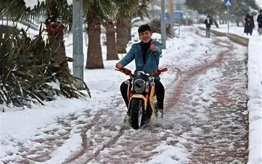 Malatya<br>  Malatya'da kar ya ve olumsuz hava koullar nedeniyle 8 ilede eitime yarn ara verildi; engelli, hamile ve kronik hastal olan kamu grevlileri idari izinli saylacak. Valilikten yaplan yazl aklamada kent genelinde youn kar ya ve olumsuz hava koullarnn halen devam ettii belirtildi. Aklamada unlar kaydedildi:    "Kara yollarnda oluan buzlanmaya bal olarak ulamda yaanabilecek sorunlar nedeniyle Battalgazi, Yeilyurt, Akada, Doanehir, Doanyol, Kale, Ptrge ve Yazhan ilelerinde rencilerimizin ve personelin gvenliinin salanmas bakmndan Milli Eitim Bakanlna (MEB) bal her tr ve derecedeki resmi-zel rgn ve yaygn eitim kurumlar, zel eitim ve rehabilitasyon merkezleri, zel eitim kurslar ile dier kamu, kurum kurulularna ait kre ve okul ncesi eitim kurumlarnda 14 Mart 2022 Pazartesi gn 1 gn sreyle eitime ara verilmesine karar verilmitir. Ayrca yukarda belirtilen 8 ilemizdeki kamu kurum ve kurulular alanlarndan hamile, engelli, diyaliz hastalar ile kalp ve bbrek yetmezlii, kanser vb. kronik ar hastal olan memur ve dier kamu grevlileri 14 Mart 2022 Pazartesi gn 1 gn sre ile idari izinli saylacaklardr."