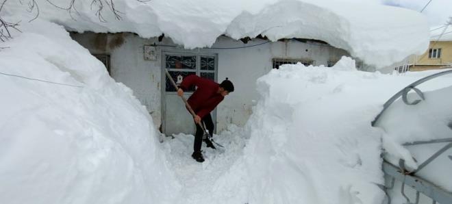 "KARIN BAKENTNDE KAR AFET YAANIYOR"    Meteoroloji l Mdrlnden yaplan aklamada, ilk karn 9 Aralk 2021'de yad Bitlis?te Mart ay ile birlikte bu k yaan kar miktarnn 8 metre 37 santimetre olarak lld belirtildi.    Karn bakenti olan Bitlis?te bugnlerde bir kar afetinin yaandn syleyen Hakan Okay, "u anda bulunduumuz yer Bitlis'in Rahva blgesindeyiz. Burada deyim yerindeyse gz gz grmyor. Youn bir tipi ve frtna var.  Gerekten karn bakenti Bitlis'te bir kar afeti daha yaanyor" dedi.