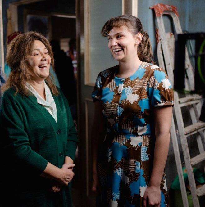 1959 ylnda Mersin?de yedi ocuklu bir ailenin en kk ocuu olarak dnyaya gelir Belgin. Anne ve babasnn boanmas hayatn kkten bir biimde deitirir. Ankara'da yaarken annesinden baka kimsesi yoktur, baba yoksunluu iinde derin bir boluk aar. te yandan, konservatuara girme baarsyla katmerlenen gelecek umudu, ilk ak Abdullah'tan ayrlmasyla yara alr. Ama onun en byk gc yeteneidir. Ankara'nn prestijli mekan Feyman Kulp'te kefedilmesiyle birlikte, parlayan gen bir yldza, Bergen'e dnr.