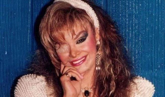 Ancak zamann koullarnda yaplan kontratlar sebebiyle Bergen bir sre almak iin annesiyle birlikte Adana'ya gider. Adana?da alt mzikholde sahne ve mzik tarzn deitirmek zorunda kalr. Daha sonra evlenecei Halis Serbest ile karlamasyla, maniplatif olaylar dizisinin iinde bulur kendini. Halis Serbest'le yapt evlilik ise dlediinin tersine Bergen'i hayattan koparr. iddet dolu gnlerde tmyle yalnzdr.    Kariyerinin en gzel yerinde Halis Serbest'in kezzap saldrsna urayan Bergen bir gzn kaybeder. Bergen yaad trajediye ramen sahnelere dndnde, olaanst arkclyla Trkiye apnda hretli bir arkc olur. Halis'in tehdit, taciz ve iddetle seyreden gerilimli iliki, git-gellerle devam eder. Bergen hep korku iinde yaar. Sonunda kesin bir biimde Halis Serbest'ten kurtulduunu dnd bir yolculukta silahl saldrya urar. Annesinin ar yaraland bu saldrda Bergen hayatn kaybeder. Henz 30 yandaki Bergen ldnde ise hem bir kurban hem de arabeskin kraliesi olarak insanlarn kalplerine kaznmtr.