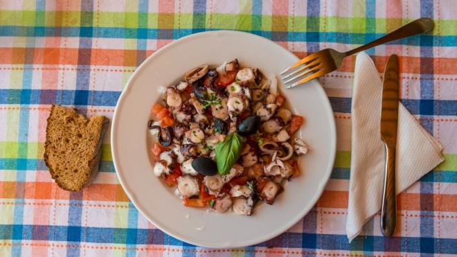 Beyin sal iin en faydal besinler nelerdir? Harvard?l beslenme uzman aklad - 2    Ynlerden birinin iyi beslenme seeneklerinin olmamasnn akl sal sorunlarnn artmasna neden olacan syleyen Naidoo zihinsel salk sorunlarnn da kt beslenme alkanlklarna yol aacan vurgulad.    Dr. Uma Naidoo tarafndan yzlerce hastayla yaplan almada ise beyin salna en iyi gelen besinler aklanrken, kiilerin bu besinleri yeterince yemediinin tespit edildii belirtildi.    te Harvard Tp Okulu beslenme psikiyatristi ve beyin uzman Dr. Uma Naidoo tarafndan ruh haline iyi gelebilen, hafzay keskinletiren ve beynin en yksek verimlilikle almasna yardmc olan besinler: