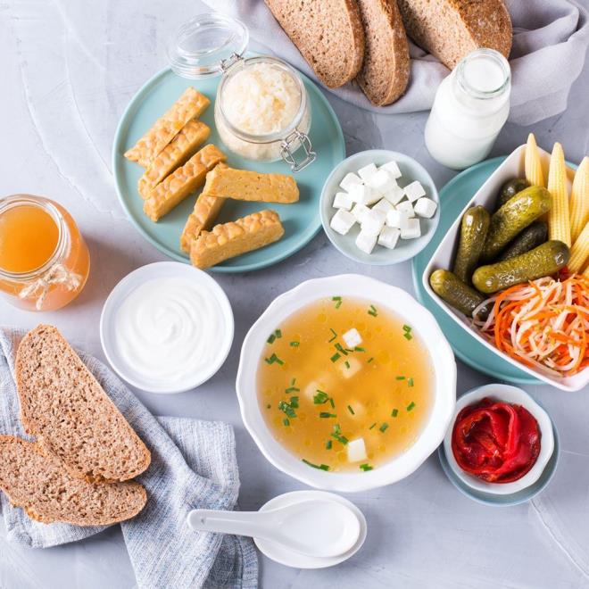 FERMENTE GIDALAR    Fermente gdalarn, st, sebze veya dier ham maddeleri maya ve bakteri gibi mikroorganizmalarla birletirerek yapldn belirten Naidoo, bunlarn salkl barsak fonksiyonunu artrabilen ve kaygy azaltabilen canl bakteri kaynaklar olduunu vurgulad.    Fermente gdalarn beyni koruyabileceine, hafzay iyiletirebileceine ve bilisel gerilemeyi yavalatabileceine dair birok aratrma olduunu syleyen Harvard Tp Okulu'nda beslenme psikiyatristi, probiyotik asndan zengin yourtun gl bir paras olabileceini belirtti.