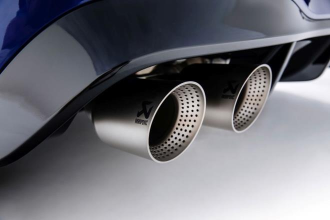 AKRAPOVC TTANYUM EGZOZ SSTEM    Yeni Golf R?da, en st dzey yar otomobilleri ve motosikletleri iin egzoz sistemleri reten dnyaca nl ?Akrapovic? markas tarafndan zel olarak gelitirilmi bir egzoz sistemi opsiyonel olarak sunuluyor. Sistem, yanm gazlar mmkn olan en ksa zamanda tahliye ediyor.