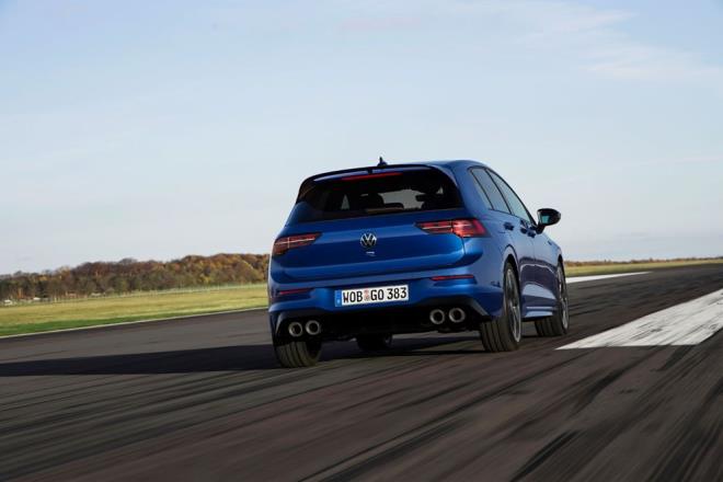 Yeni Golf R; Trkiye?de standart olarak sunulan ?R-Performance? paketi dahilinde R-Performance Tork Vektrleme ilevi, yani arka aksta tekerlekler arasnda farkl tork datmna sahip yeni ve gelitirilmi 4MOTION sistemini barndryor.