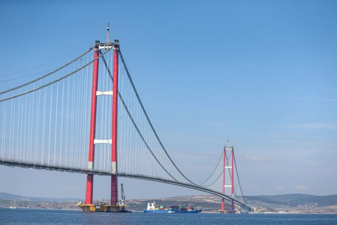 Karaismailolu, 1915 anakkale Kprs'nn 89 kilometre otoyol ve 12 kilometre balant yolu olmak zere toplam 101 kilometre uzunluundaki Knal-Tekirda-anakkale-Savatepe Otoyolu Projesi kapsamnda yer aldna dikkati ekerek, unlar syledi:    "1915 anakkale Kprs 2 bin 23 metre orta aklk, 770'er metre yan aklklarla beraber 3 bin 563 metre uzunluunda. 2 bin 23 metrelik orta aklk Cumhuriyet?imizin 100. kurulu yl dnmn sembolize edecek ve 'dnyann en byk orta aklkl asma kprs' unvanna sahip olacak.