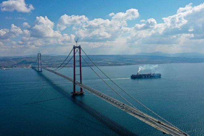 Dnyada yaanan gelimelere ramen projenin planlanandan 1,5 yl nce bitirildiine iaret eden Karaismailolu, yaklak 5 bin 100 personel ve 740 i makinesiyle gece gndz alldn vurgulad.