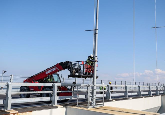 1915 anakkale Kprs'nn "en"lerin projesi olarak Lapseki-Gelibolu hattndaki feribot seferi ve 1,5 saat sren feribot kuyruundaki bekleme sreleriyle uzun saatler alan gei srecini 6 dakikaya indireceini vurgulad.