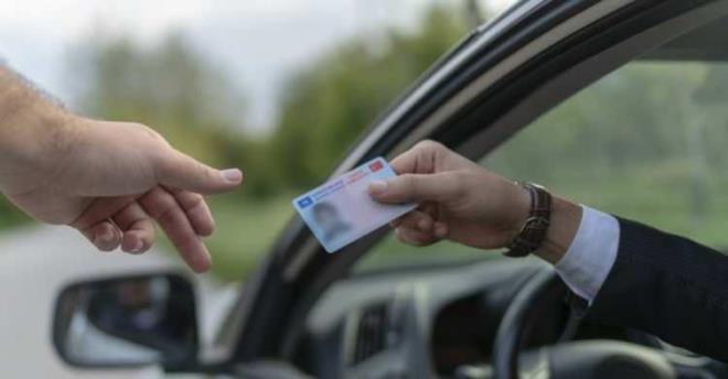 2022 EHLYET YENLEME CRET NE KADAR?    Eski tip ehliyetini yeni tip ehliyet ile deitireceklerin deyecekleri cret: 13+2 TL'dir.   <br>    Yeni tip ehliyetlerini yenilemek isteyenlerin, kaybedenlerin veya aldranlarn deyecekleri cret: 280+60 TL'dir.