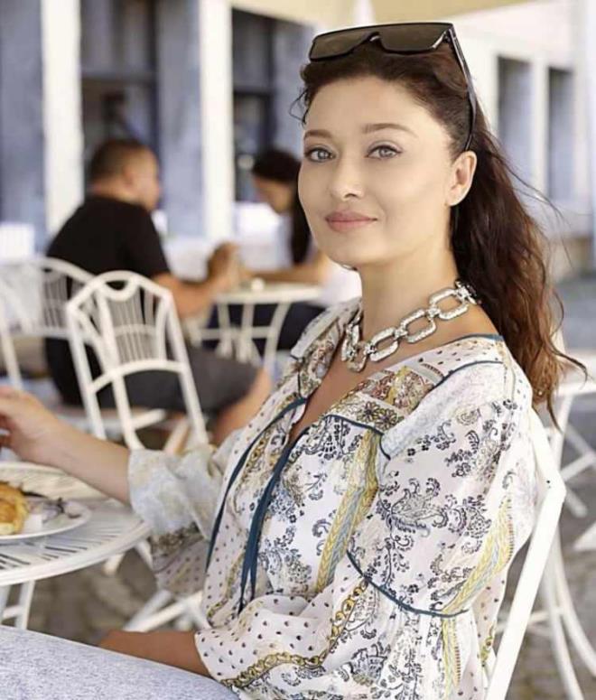 Yeilay yaadklarn u szlerle anlatt: "Bir sredir buralarda yoktum. Hastanelerde bouuyordum nk. Kendi kullandm arala byk bir kaza atlattm. Azma, eneme dikiler atld, hasar kald ve bir sre daha devam edecek"