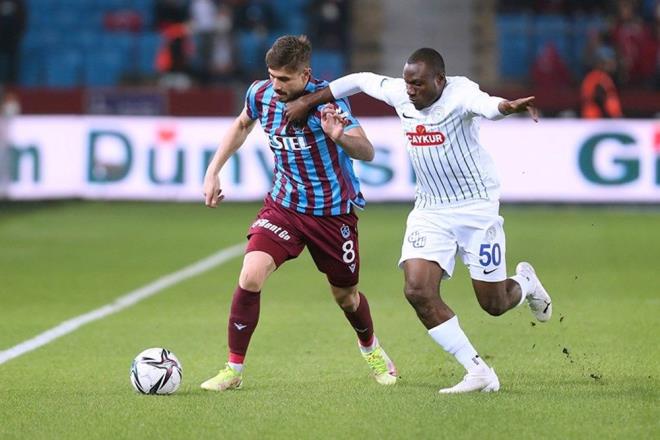 DORUKHAN SAHNEDE    Bordo mavili ekipte sakatlklar nedeniyle tedavileri sren Marek Hamsik ve Vitor Hugo ile PFDK?dan ma cezas alan Puchacz yarnki mcadelede kadroda olmayacak. Sakatlktan kan ve getiimiz hafta oynanan Gztepe manda formasna kavuan Dorukhan Tokz?n ise yarn yine sahada olmas bekleniyor.