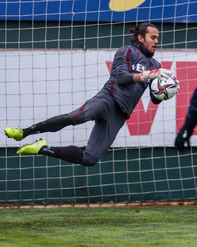 ERCE?DEN ZEL ALIMA    Trabzonspor?da ligin son haftalarnda kadro sknts yaayan teknik direktr Abdullah Avc, sakat oyuncularn iyilemesini ve cezal oyuncularn cezasnn dolmasn bekliyor.    Trabzonspor?un baarl eldiveni Uurcan akr?n sar kart cezals olmas nedeniyle yarnki mcadelede Erce Kardeler kaleyi koruyacak.    Sper Lig?de bu sezon Aytemiz Alanyaspor deplasmannda 11 dakika grev alan Erce Kardeler, Ziraat Trkiye Kupas?nda ise Beypili Boluspor ve Denizlispor msabakalarnda kaleye gemiti. 191 dakikada kalesinde 1 kez gol gren Kardeler, yarn oynanacak karlamada kalesini gole kapatmak iin bu hafta idmanlarda zel olarak alt.