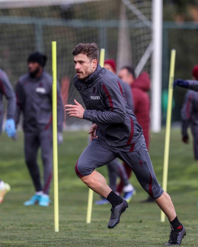 7 YILDIR RZE?YE YENLMYOR    Sper Lig?de bugne kadar 41 kez karlaan komu ekiplerden Trabzonspor?un 27, aykur Rizespor?un 5 galibiyeti bulunurken 9 karlama ise beraberlikle sonuland.    Her iki takm arasnda Rize?de oynanan 20 msabakann 9?unu Trabzonspor kazanrken, ev sahibi ekip 4 kez galip geldi, 4 ma ise beraberlikle sone erdi.    Her iki takm ligde son olarak 11?inci haftada Trabzon?da karlam, ev sahibi ekip 2-1 galip ayrlmt. aykur Rizespor?a ligde son olarak 2015 ylnda Rize?de oynanan msabakada malup olan Trabzonspor, rakibiyle 7 yl boyunca oynad 10 Sper Lig msabakasnda yenilmedi.