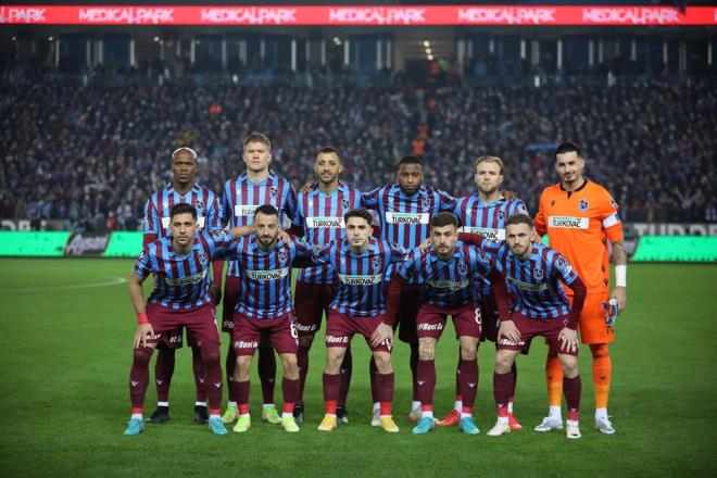 26 YILLIK REKORUNA ULAACAK    21 haftadr Sper Lig?in zirvesindeki Trabzonspor, yarn Rize?de oynanacak karlamay kazanmas halinde, lig tarihinde en ok puan toplad 1995-96 sezonunun 30?uncu haftasndaki performansna ulam olacak.    Karadeniz frtnas, yarn sahadan galibiyetle ayrlrsa, puann 73?e kartarak 26 yl nce krd puan performansn egale edecek.