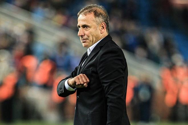 AVCI LE KORKMAZ?N LK KARADENZ DERBS    Trabzonspor Teknik Direktr Abdullah Avc ile aykur Rizespor?da getiimiz ubat aynda teknik adamlk grevine gelen Blent Korkmaz, Sper Lig kariyerlerinde 7 kez karlat.    Bu karlamalarda Avc 3 kez, Korkmaz 1 kez galibiyet alrken, 3 karlama da eitlikle sonuland.    Son olarak Korkmaz?n Aytemiz Alanyaspor?da grev ald ligin 7?nci hafta mcadelesinde karlaan teknik adamlar sahadan 1-1'lik beraberlikle ayrlmt.    Avc ile Korkmaz, mevcut takmlar banda ilk kez Karadeniz derbisinde kar karya gelecek.    Trabzonspor, 26 yllk rekorunu yakalama peinde - 6