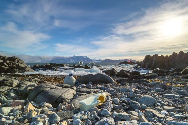 ?rneklenmi sentetik paracklarn geni bir antropojenik etki zaman dilimini kapsayan su ktleleri arasnda eit dalm, tm Arktik Akdeniz'i birbirine balayan karmak bir dolam emas araclyla Avrupa kaynaklarndan belirgin enjeksiyon yerine tam doygunlukta bir sistem olduunu gsteriyor.    Mikroplastiklerin Arktik ekosistemleri araclyla dolam, doal ekosistem sal zerinde byk sonular dourabilir ve daha iyi atk ynetimi iin srekli artan ihtiyac vurgulayabilir."