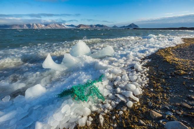 MKROPLASTKLER GEZEGENN HER YERNDE    Son aratrmalar, Avrupa nehirlerinden gelen mikroplastiklerin Arktik denizlerine doru yol aldn gsterdi. Giysi liflerinden, araba lastiklerinden, kozmetiklerden ve daha birok kaynaktan gelen bu kk plastik paracklar, Everest Da'nn zirvesinden en derin okyanuslara kadar tm gezegende bulundu.