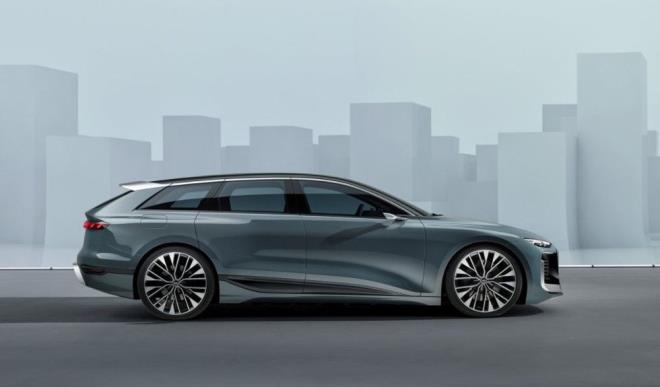 Audi yeni elektriklisini tantt: Audi A6 Avant e-tron Concept - 9    Marka 2018 yldna tantt ilk tamamen elektrikli modeli e-tron'un ardndan rn yelpazesini hzla geniletiyor.     Audi e-tron SUV ve e-tron Sportback'in ardndan, Porsche ile ortaklaa gelitirilen yeni platform zerinde son derece dinamik e-tron GT quattro'yu ubat 2021'de grcye kard.     Bundan sadece iki ay sonra Volkswagen Grubu'nun MEB platformu zerine ina edilen Audi Q4 e-tron ve Q4 Sportback e-tron tantld.