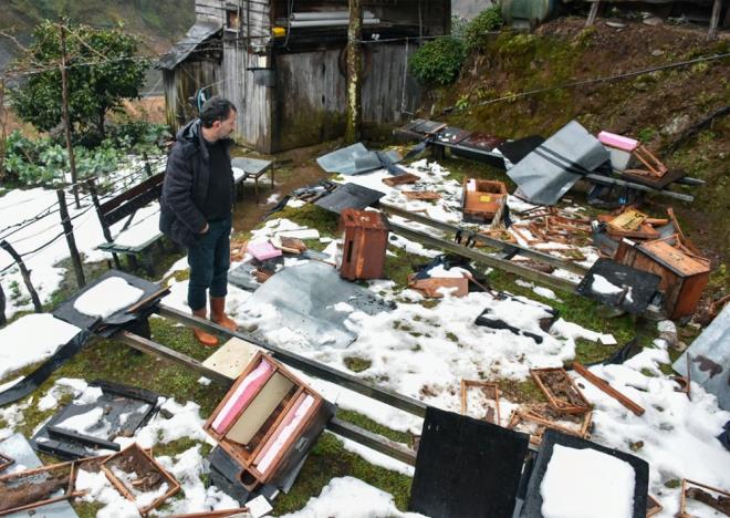 Buna bir nlem alnmas gerektiini vurgulayan Salih, "Milli Parklar?dan arkada 'Aynn yaam hakk var' diyor. Benim arnn yaam hakk yok mu? Benim 30 bin liralk arm yemi. Kim verecek bunun karln?" szlerini kulland.