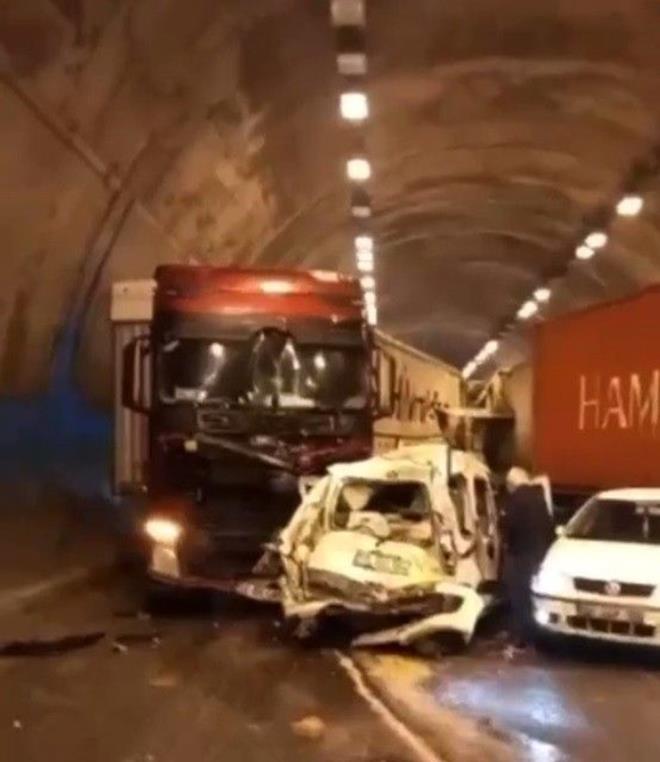 ok sayda ambulans, itfaiye ve polis ekipleri olay yerine sevk edildi. Salk ekipleri yarallara mdahale ediyor.