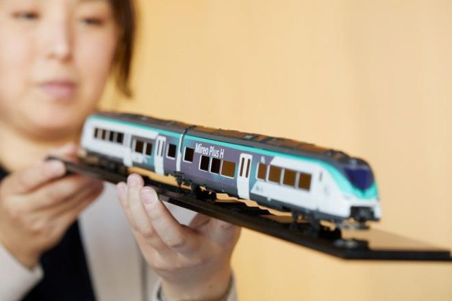 ki vagonlu tren, tavana monte edilen ve yerden piller ieren yakt hcrelerini kullanacak. Siemens?ten yaplan aklamada, "Hidrojenle alan mekanizma, demiryolu tamacln karbondan arndran ve iklim hedeflerimize ulamada nemli bir katk salayacak" denildi.    Uluslararas Enerji Ajans tarafndan "ok ynl bir enerji taycs" olarak tanmlanan hidrojen, ok eitli uygulamalara sahip ve ulam da dahil olmak zere ok eitli endstrilerde kullanlyor.