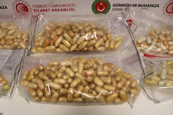 kinci operasyonda, baka yolcunun da 'yutucu' kurye olduu bilgisine ulaan ekipler, pheliyi takibe ald.